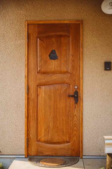 2・アーティストが作った玄関ドア